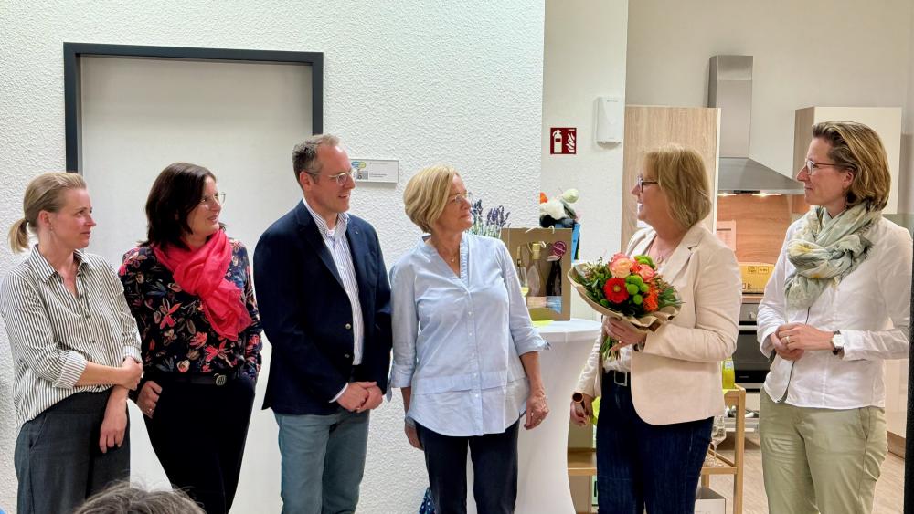 Von links nach rechts: Lisa Pläster, Janine Wiewel, Dr. Patrick Tonner, Andrea Blumrich, Bettina Stilter, Claudia Bleckmann